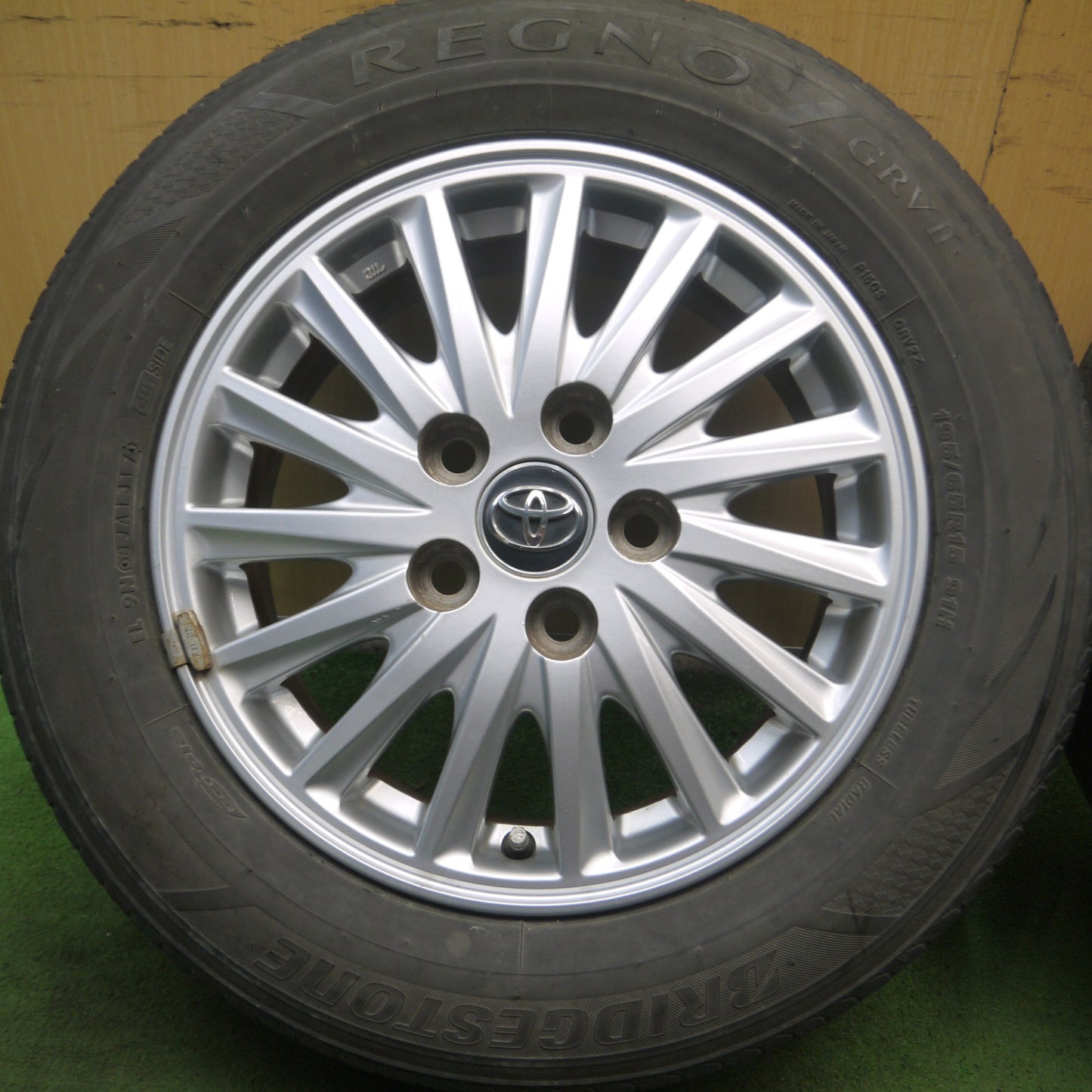 *送料無料* キレイ★トヨタ 80系 ヴォクシー ノア 純正 195/65R15 ブリヂストン レグノ GRV2 15インチ PCD114.3/5H★4070904Hノ