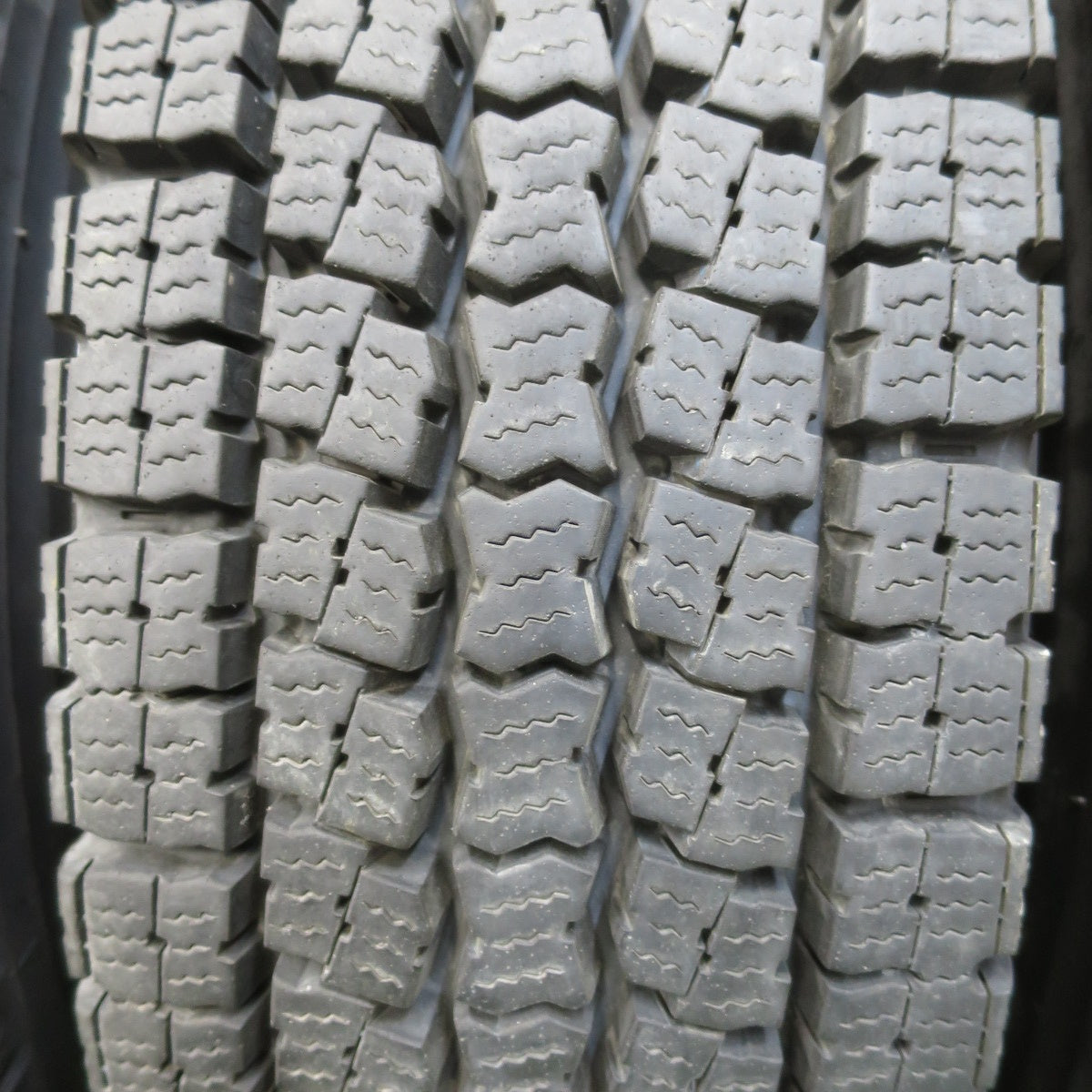 [送料無料] バリ溝！21年！9.5分★トラック タイヤ 225/80R17.5 123/122L スタッドレス トーヨー M919 17.5インチ★5020202IMスタ