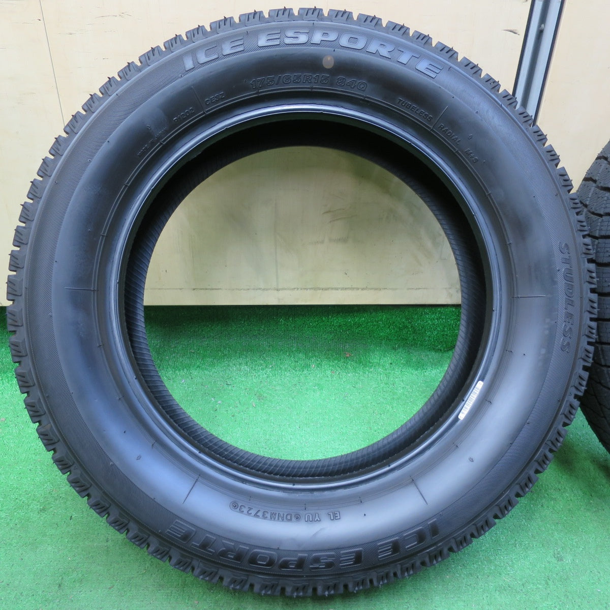 *送料無料* ほぼ未使用！23年★スタッドレス 175/65R15 アイスエスポルテ ICE ESPORTE 15インチ タイヤ アクア ヴィッツ ヤリス フィット等★4072206イスタ