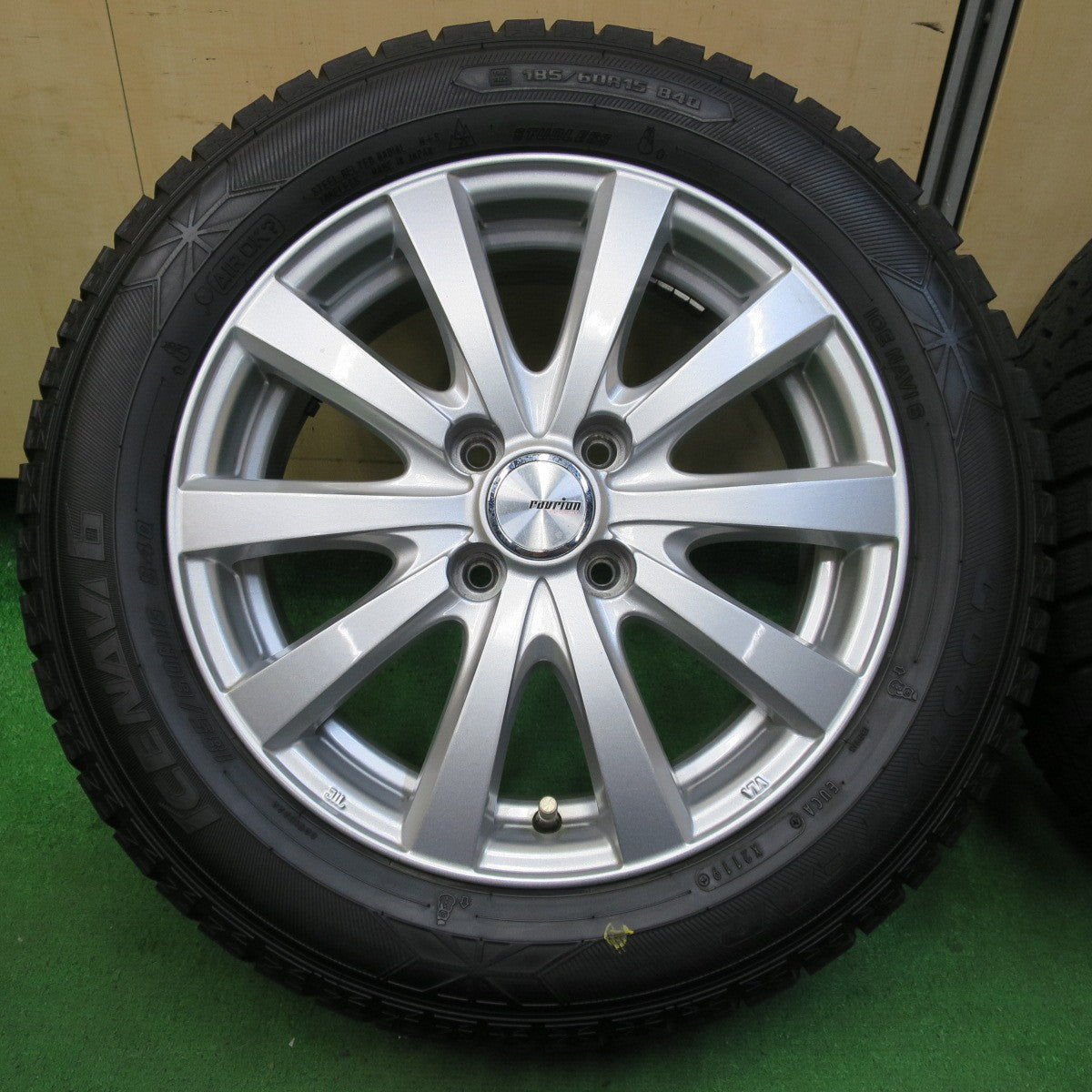 *送料無料* バリ溝！キレイ！9分★スタッドレス 185/60R15 グッドイヤー アイスナビ6 ravrion RS01 ラブリオン 15インチ PCD100/4H★4072703イス