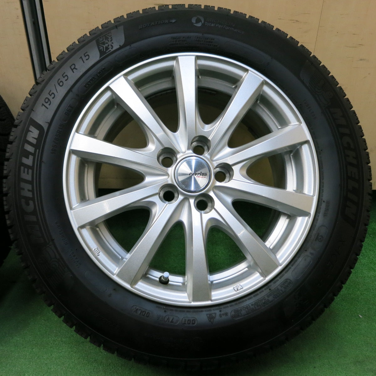 *送料無料* バリ溝！キレイ！ほぼ10分★プリウス等 195/65R15 スタッドレス ミシュラン X-ICE3+ ravrion RS01 ラブリオン 15インチ PCD100/5H★4050804イス