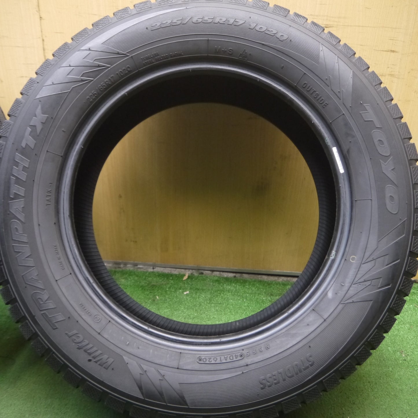 *送料無料* バリ溝！20年！9.5分★スタッドレス 225/65R17 トーヨー ウインター トランパス TX タイヤ 17インチ ハリアー RAV4 等★4042304Hスタ