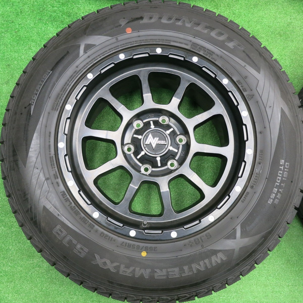 [送料無料] バリ溝！23年！9.5分★NITRO POWER M10 ナイトロパワー 265/65R17 スタッドレス ダンロップ ウインターマックス SJ8 PCD139.7/6H★4101201HAス