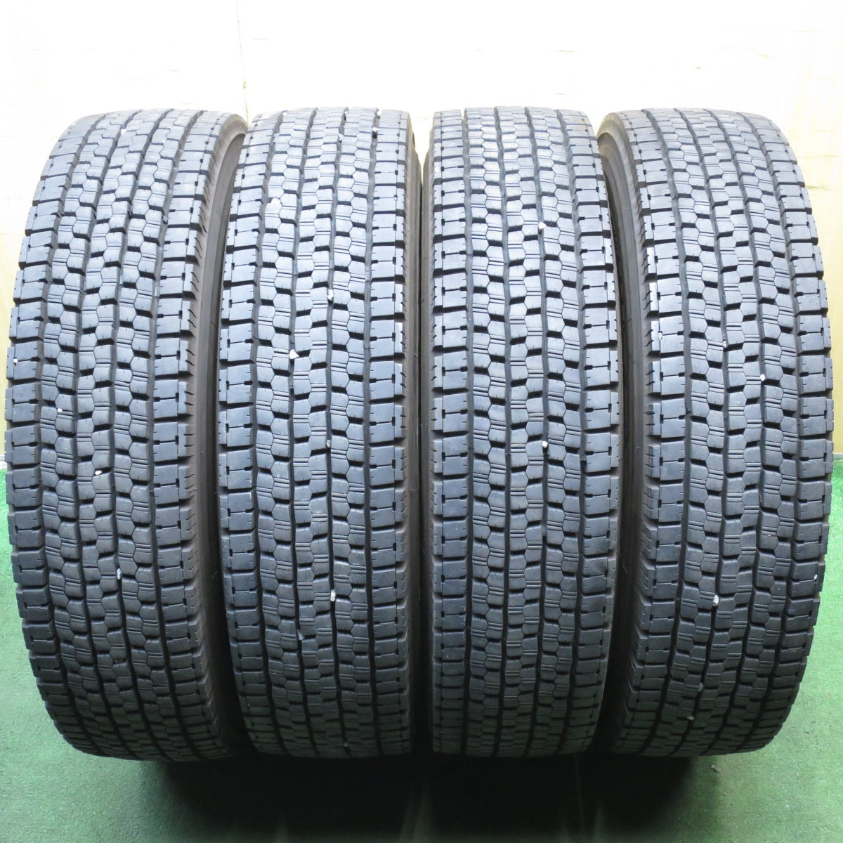 *送料無料* バリ溝！23年！9.5分★トラック タイヤ 225/80R17.5 123/122L スタッドレス ブリヂストン W999 17.5インチ★4032003クスタ