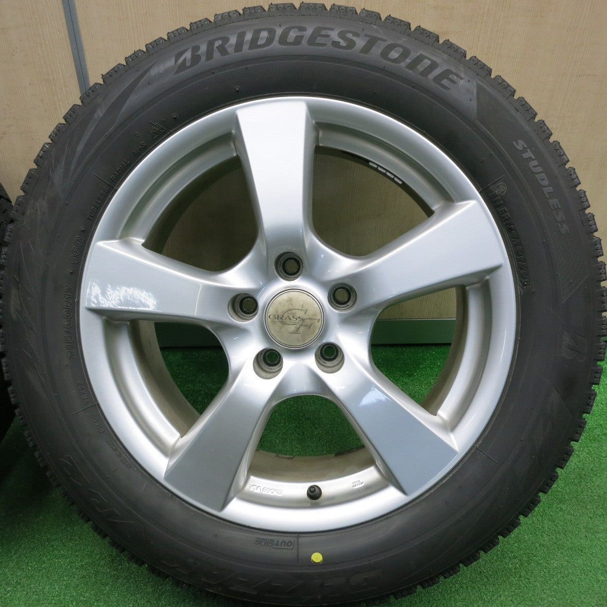 [送料無料] バリ溝！23年！キレイ！ほぼ10分★スタッドレス 215/60R17 ブリヂストン ブリザック VRX2 GRASS グラス 17インチ PCD114.3/5H★4120611TNス