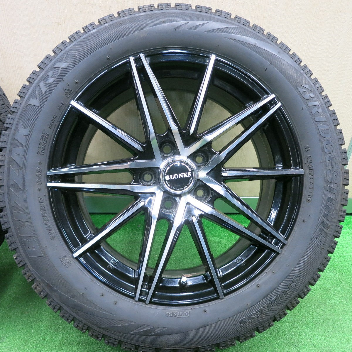 [送料無料] バリ溝！9.5分★スタッドレス 215/55R17 ブリヂストン ブリザック VRX BLONKS ブロンクス 17インチ PCD114.3/5H★4112503TNス