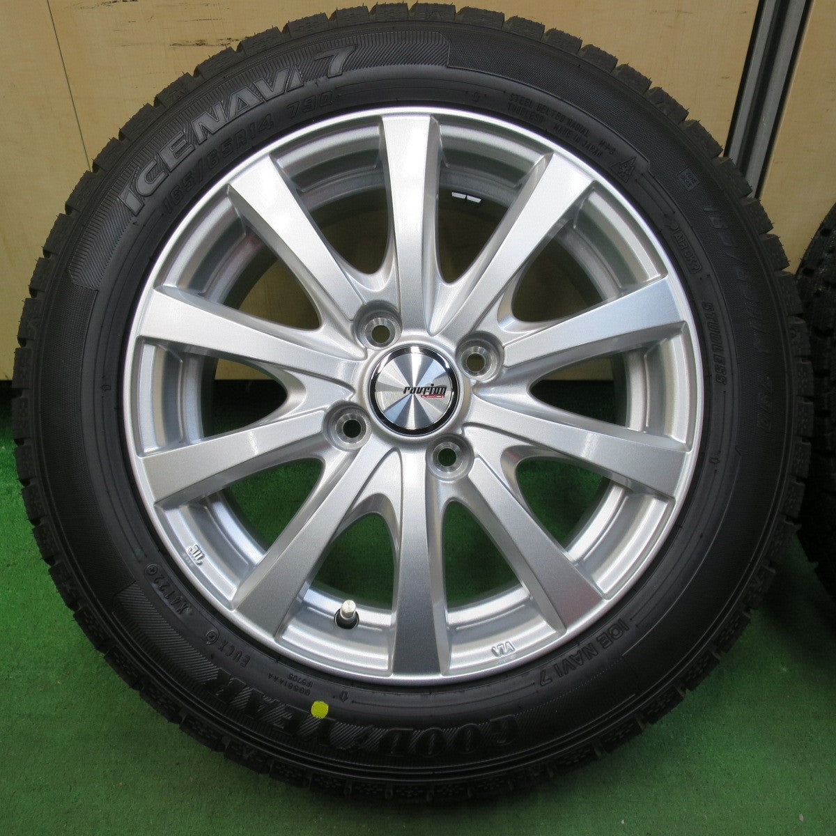 [送料無料] 未使用！22年★スタッドレス 165/65R14 グッドイヤー アイスナビ7 ravrion RS01 ラブリオン 14インチ PCD100/4H★5011514イス