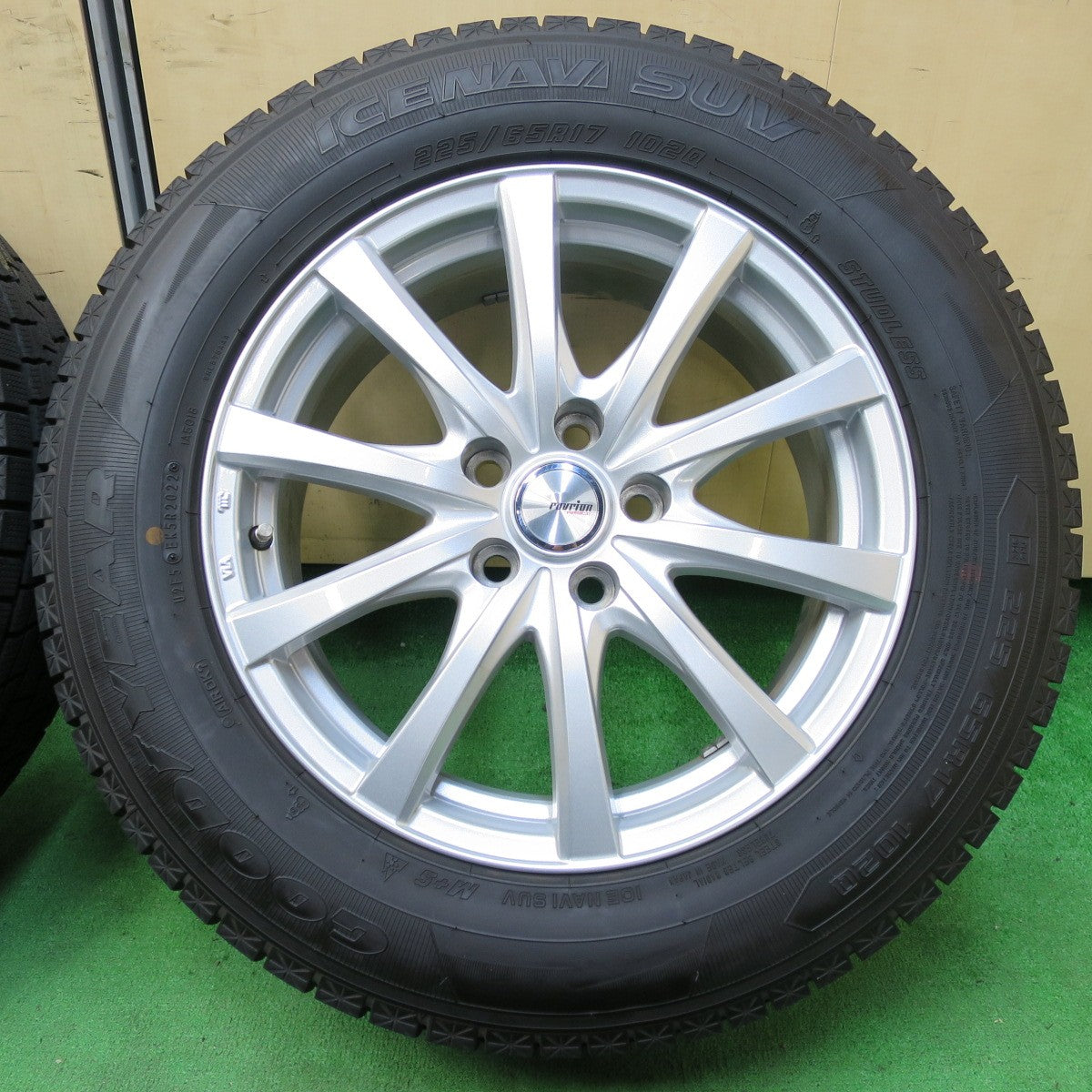 *送料無料* バリ溝！22年！キレイ！9.5分以上★スタッドレス 225/65R17 グッドイヤー アイスナビ SUV ravrion RS01 ラブリオン 17インチ PCD114.3/5H★4061202イス