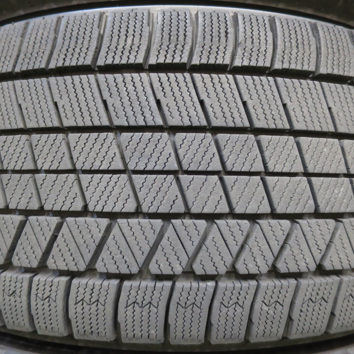 *送料無料* バリ溝！22年！キレイ！9.5分★スタッドレス 235/50R18 ブリヂストン ブリザック VRX3 TOPRUN トップラン 18インチ PCD114.3/5H★4080601イス