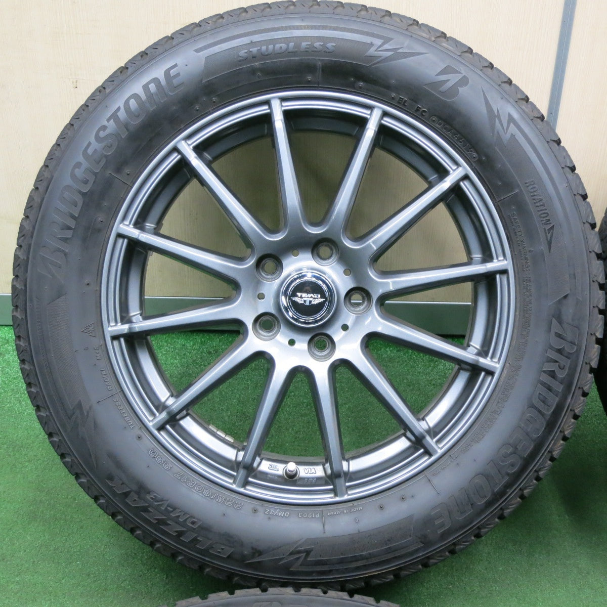 *送料無料* バリ溝！キレイ！8.5分★スタッドレス 225/60R17 ブリヂストン ブリザック DM-V3 TEAD テッド 17インチ PCD114.3/5H★4041016TNス