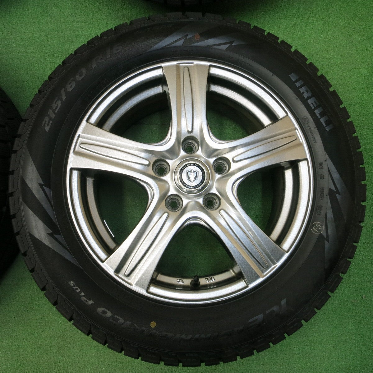 *送料無料* バリ溝！21年！キレイ！ほぼ10分★スタッドレス 215/60R16 ピレリ アイスアシンメトリコ プラス VELVA ヴェルヴァ 16インチ PCD114.3/5H★4042914イス