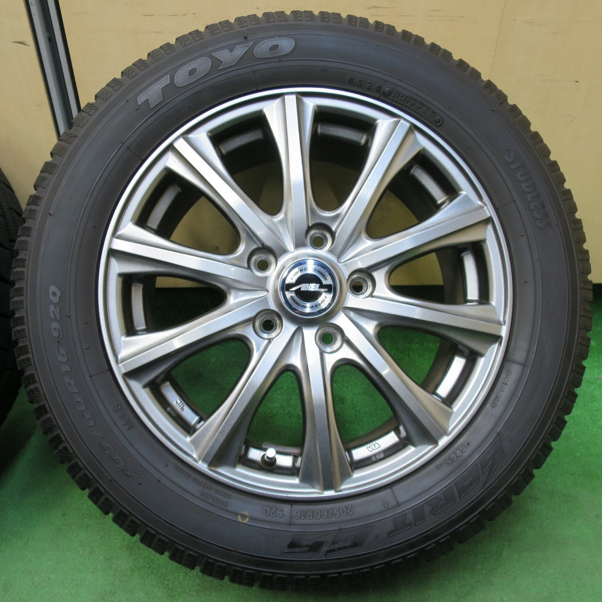 [送料無料] バリ溝！キレイ！9.5分★スタッドレス 205/60R16 トーヨー ガリット G5 AXEL アクセル 16インチ PCD114.3/5H★4113002イス