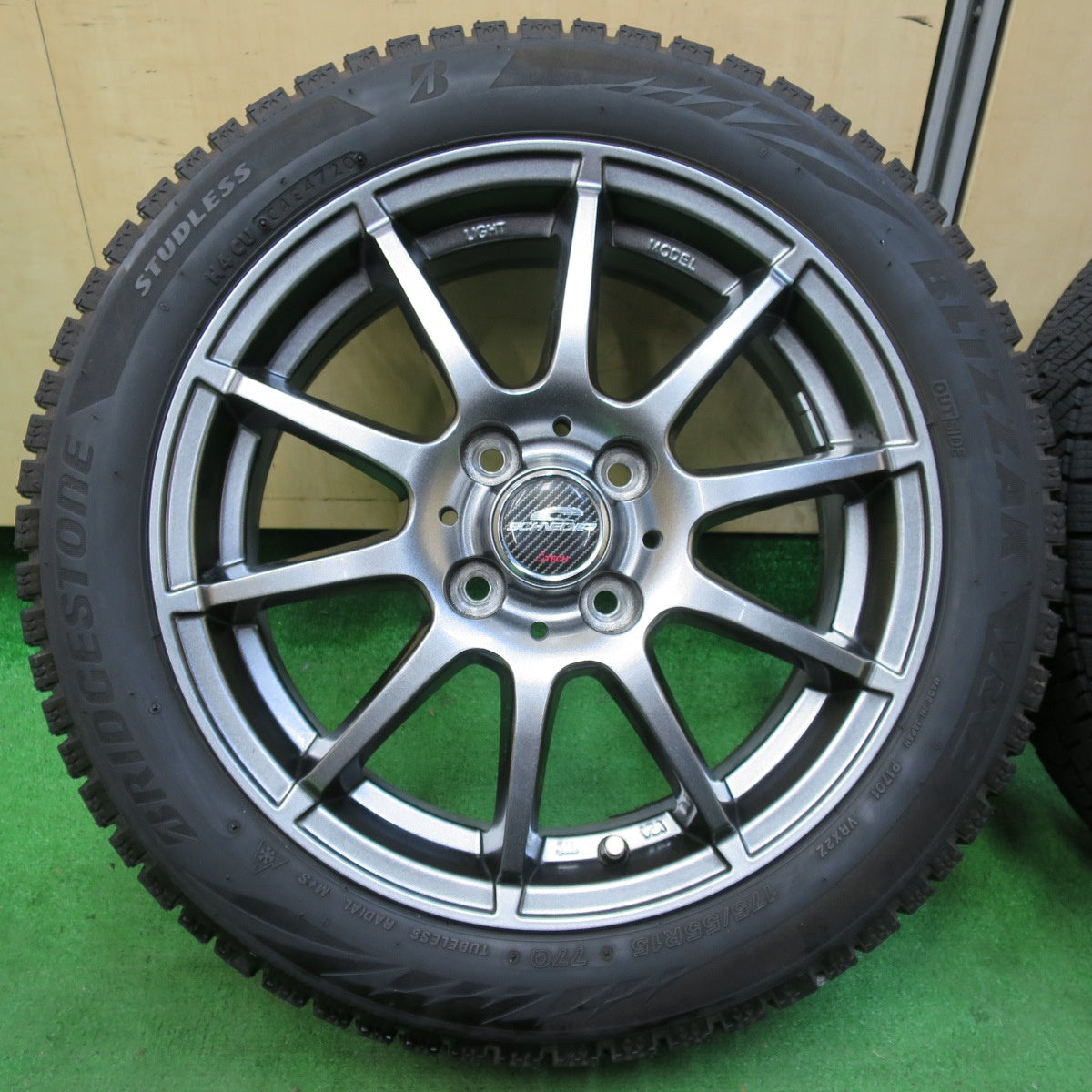 *送料無料* バリ溝！20年！キレイ！9.5分★スタッドレス 175/55R15 ブリヂストン ブリザック VRX2 SCHNEIDER シュナイダー 15インチ PCD100/4H★4072404イス