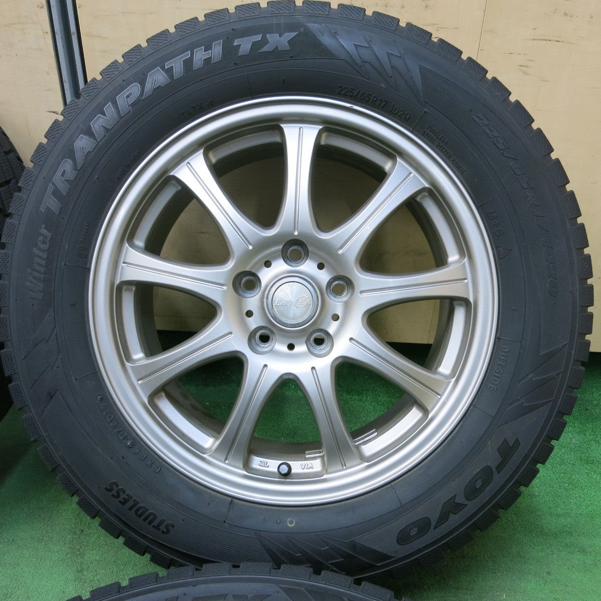 [送料無料] バリ溝！キレイ！9.5分★スタッドレス 225/65R17 トーヨー ウインター トランパス TX LAYCEA レイシア 17インチ PCD114.3/5H★4111904SYス