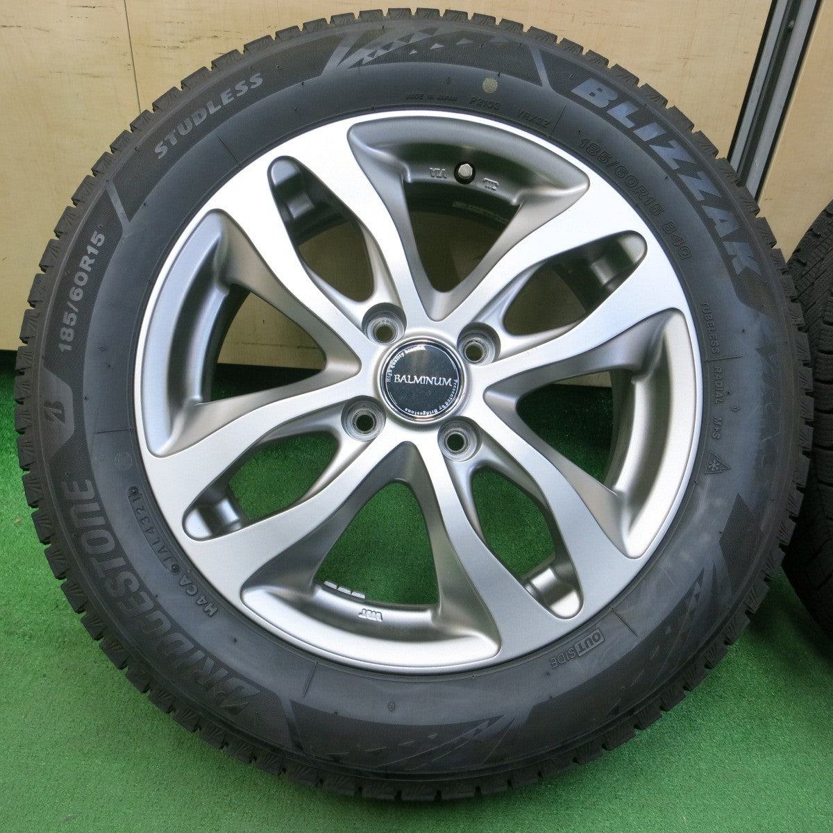 *送料無料* バリ溝！21年！キレイ！9分★スタッドレス 185/60R15 ブリヂストン ブリザック VRX3 BALMINUM バルミナ 15インチ PCD100/4H★4042909イス