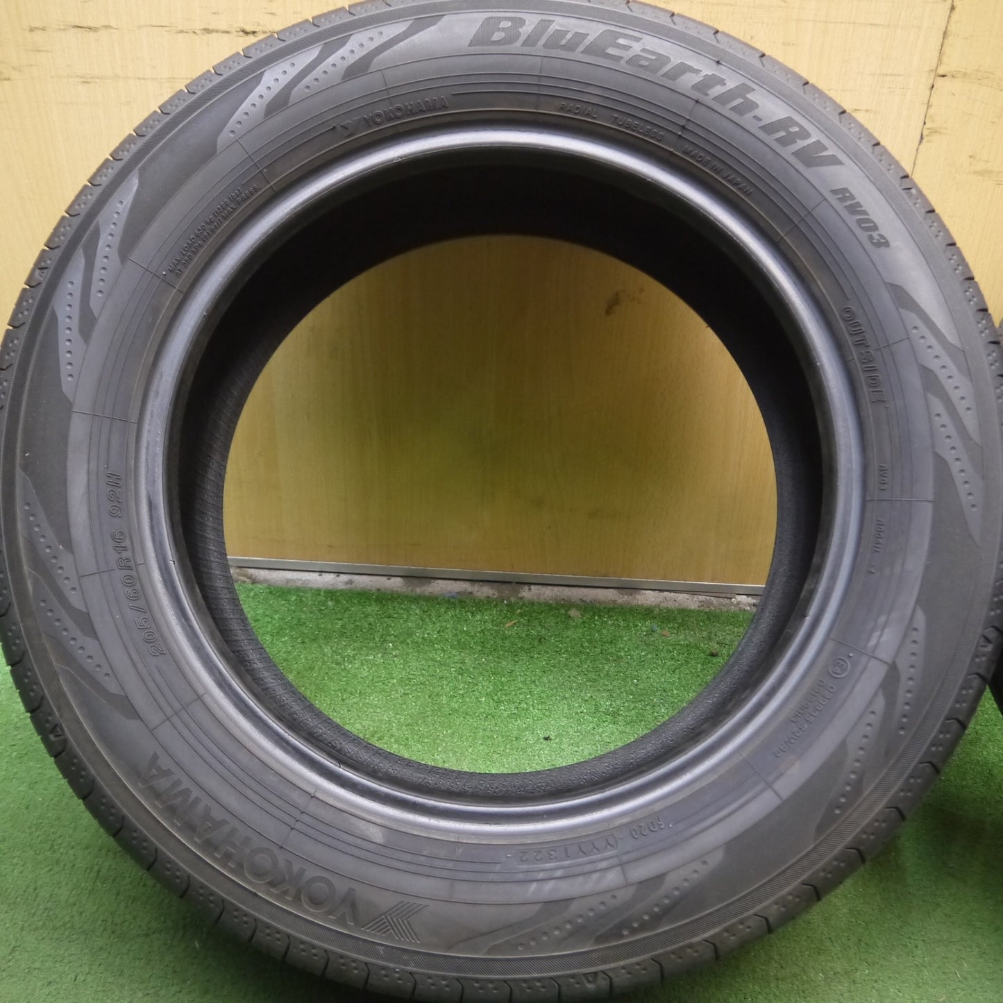 *送料無料* バリ溝！22年！9.5分★205/60R16 ヨコハマ BluEarth-RV RV03 ブルーアース タイヤ 16インチ ノア ヴォクシー ステップワゴン等★4051703Hノタ