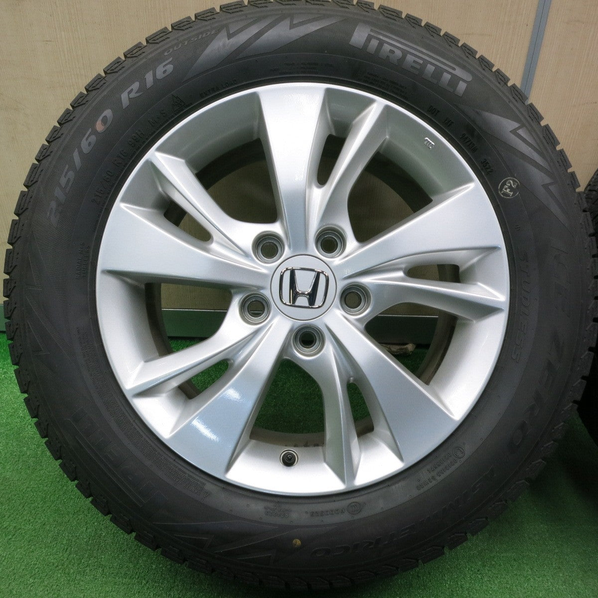 [送料無料] バリ溝！22年！キレイ！9.5分以上★ホンダ ヴェゼル 純正 215/60R16 スタッドレス ピレリ アイスゼロ アシンメトリコ 16インチ PCD114.3/5H★4121606TNス