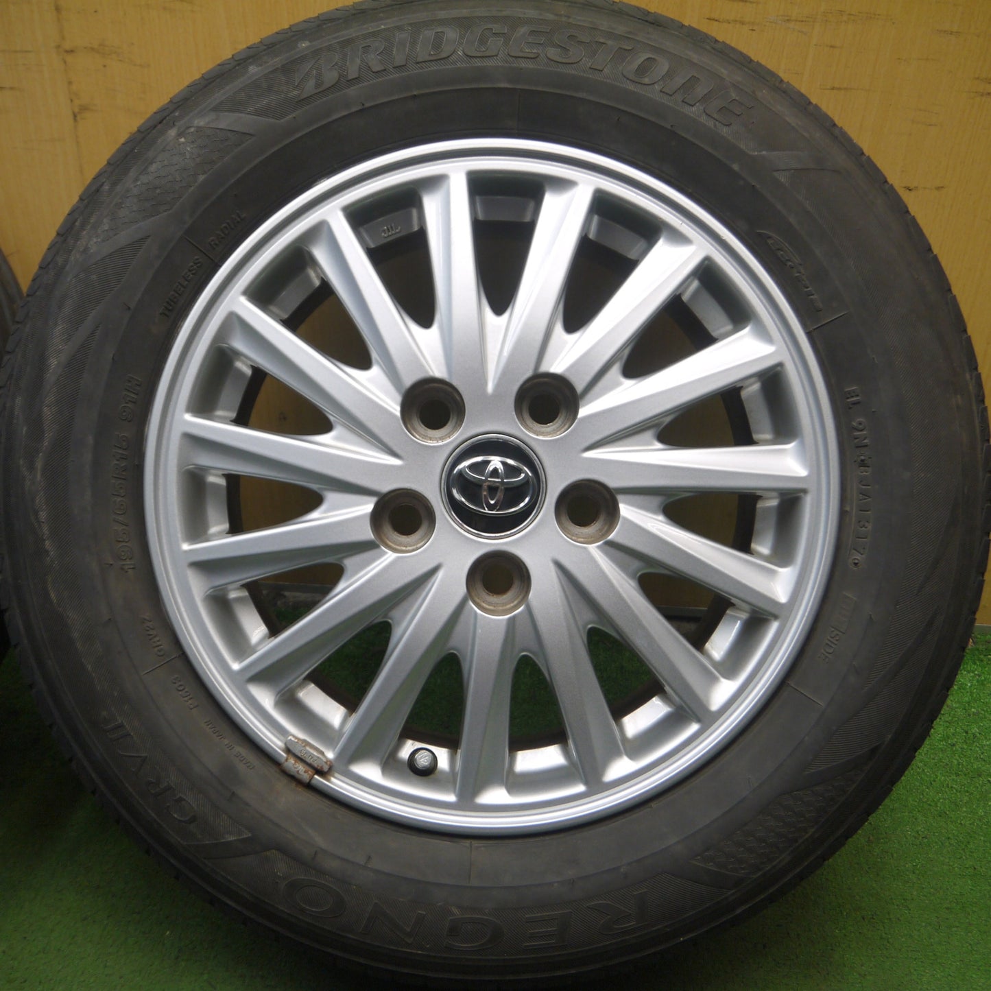 *送料無料* キレイ★トヨタ 80系 ヴォクシー ノア 純正 195/65R15 ブリヂストン レグノ GRV2 15インチ PCD114.3/5H★4070904Hノ