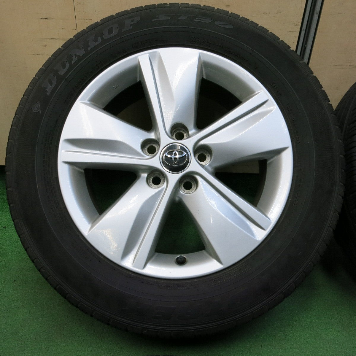 *送料無料* バリ溝！キレイ！9分★トヨタ 60系 ハリアー 純正 225/65R17 ダンロップ ST30 グラントレック 17インチ PCD114.3/5H★4051702イノ