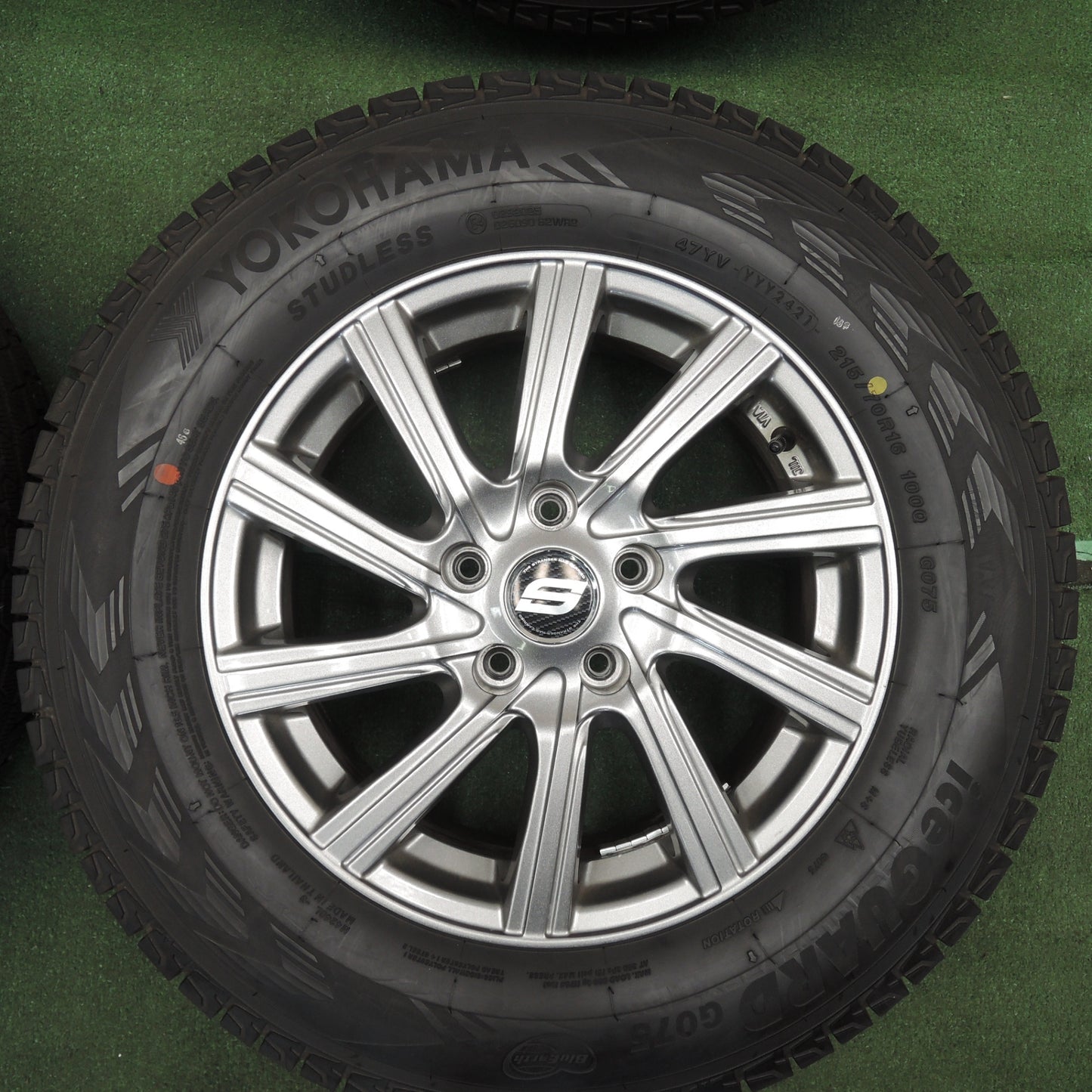 *送料無料* バリ溝！21年！綺麗！9.5分以上★スタッドレス 215/70R16 ヨコハマ アイスガード G075 STRANGER ストレンジャー PCD114.3/5H★4030605TNス