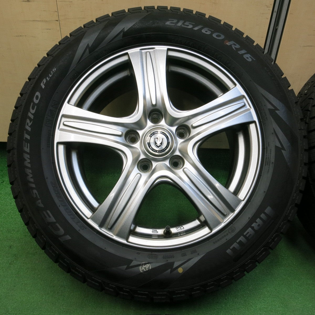 *送料無料* バリ溝！21年！キレイ！ほぼ10分★スタッドレス 215/60R16 ピレリ アイスアシンメトリコ プラス VELVA ヴェルヴァ 16インチ PCD114.3/5H★4042914イス