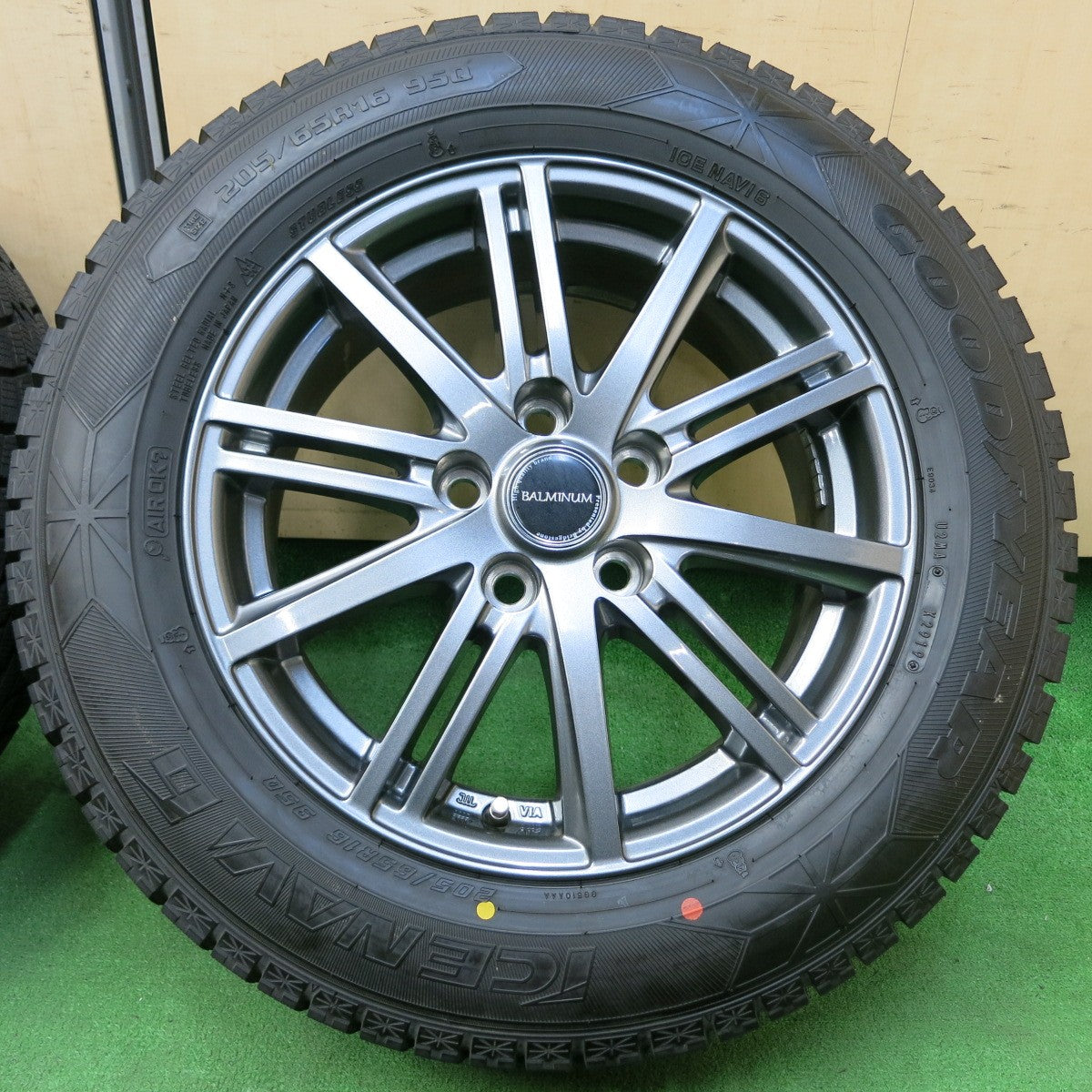 *送料無料* バリ溝！キレイ！9.5分以上★スタッドレス 205/65R16 グッドイヤー アイスナビ6 BALMINUM バルミナ 16インチ PCD114.3/5H★4051104イス