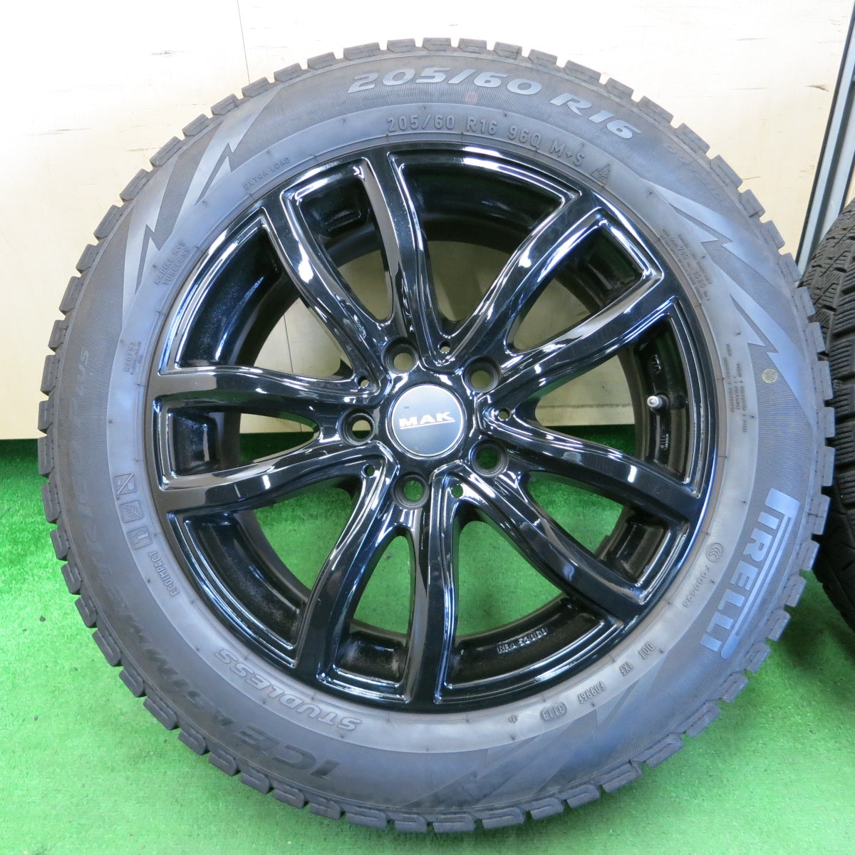 *送料無料* バリ溝！8.5分★BMW 等 MAK 205/60R16 スタッドレス ピレリ アイスアシンメトリコ プラス 16インチ PCD112/5H★4061401ナス