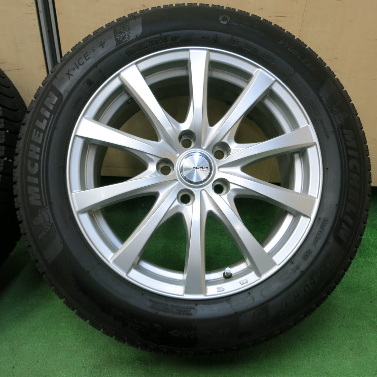 *送料無料* バリ溝！キレイ！9分★スタッドレス 215/60R17 ミシュラン X-ICE3+ ravrion RS01 ラブリオン 17インチ PCD114.3/5H★4052306イス