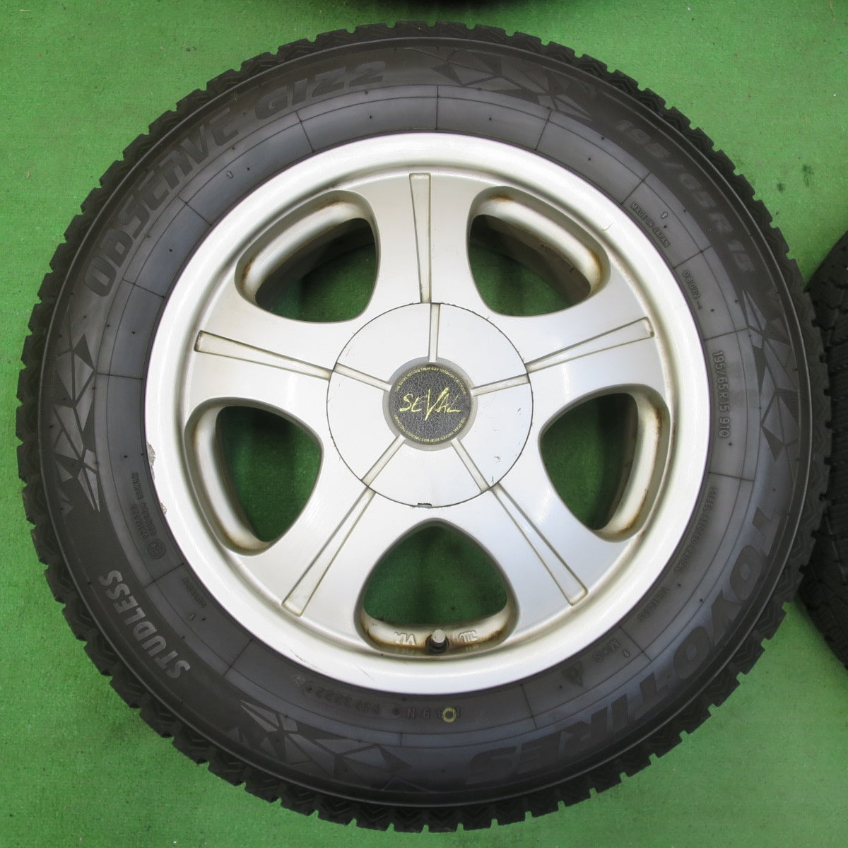 *送料無料* バリ溝！22年！9.5分★スタッドレス 195/65R15 トーヨー オブザーブ GIZ2 SEVAL 15インチ PCD114.3/4H 5H マルチ★4082901イス