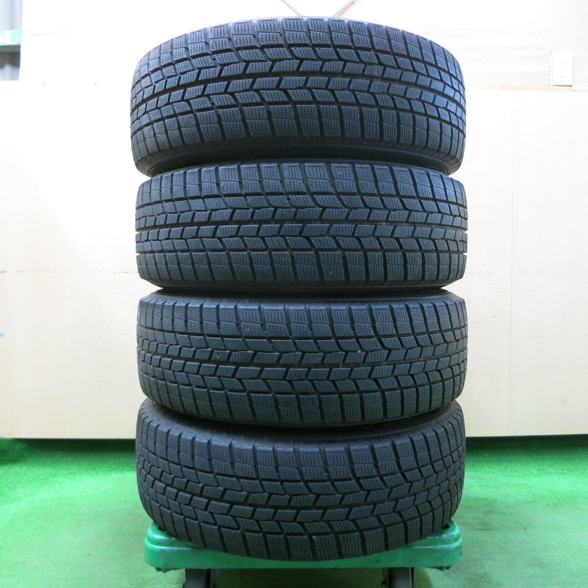 *送料無料* バリ溝！キレイ！9.5分以上★スタッドレス 215/60R17 グッドイヤー アイスナビ6 ravrion RS01 ラブリオン 17インチ PCD114.3/5H★4041907イス