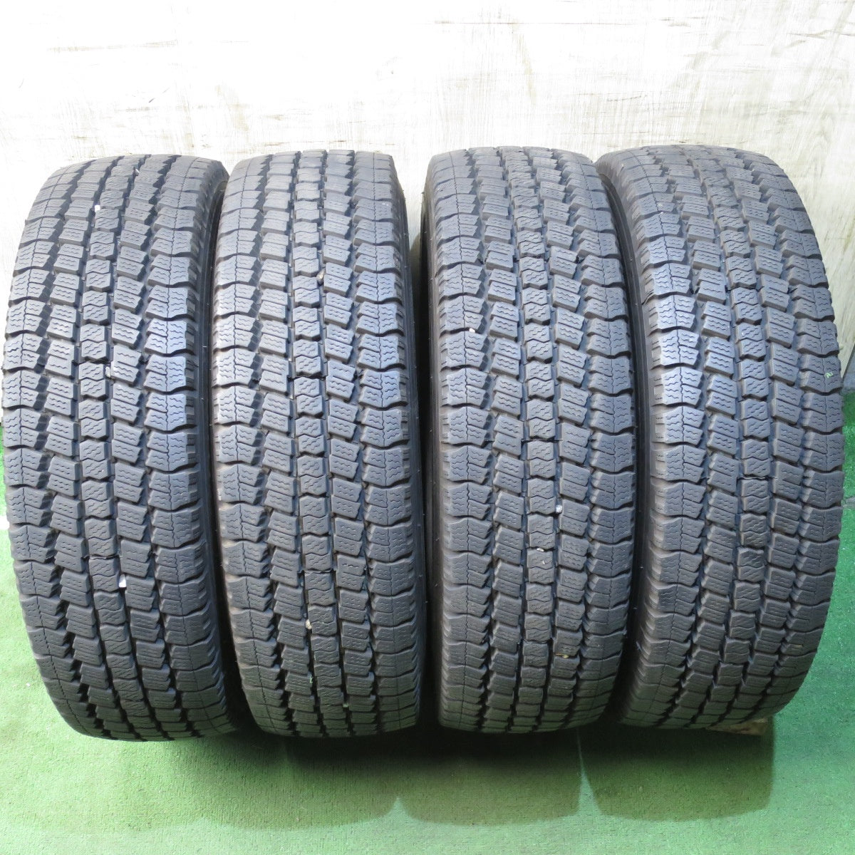 *送料無料* バリ溝！8.5分★トラック タイヤ 225/70R16 117/115N スタッドレス トーヨー デルベックス M934 16インチ★4041904クスタ