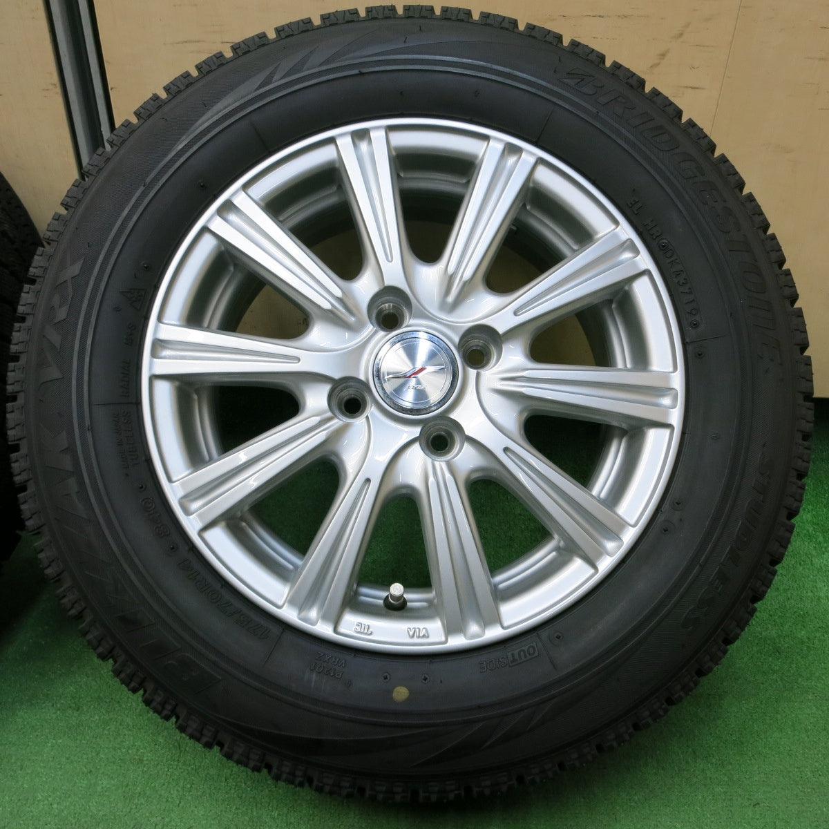 *送料無料* バリ溝！キレイ！ほぼ10分★スタッドレス 175/70R14 ブリヂストン ブリザック VRX JOKER ジョーカー 14インチ PCD100/4H★4051608イス