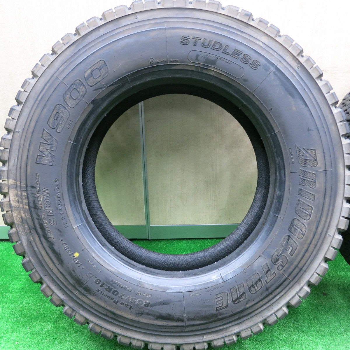 *送料無料* バリ溝！23年！9.5分★トラック タイヤ 265/70R19.5 140/138J スタッドレス ブリヂストン W900 19.5インチ★4080702HAスタ