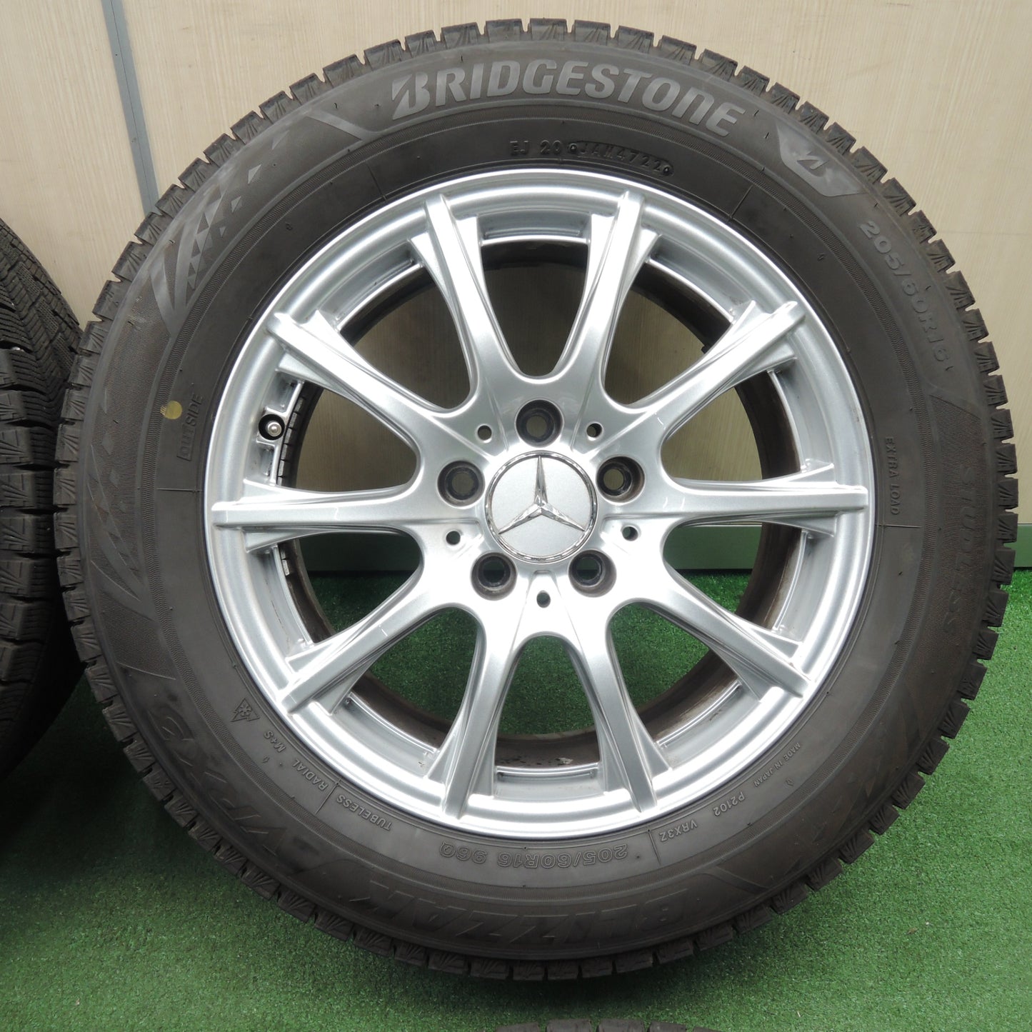 *送料無料* バリ溝！22年！9.5分★ベンツ Cクラス W205 純正 205/60R16 スタッドレス ブリヂストン ブリザック VRX3 16インチ PCD112/5H★4031307TNス