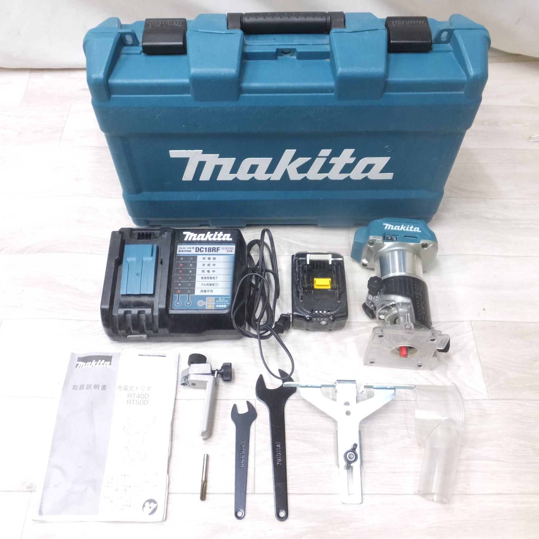 [送料無料] キレイ◆makita マキタ 充電式トリマ RT50D 18V バッテリー 充電器付き 電動工具◆