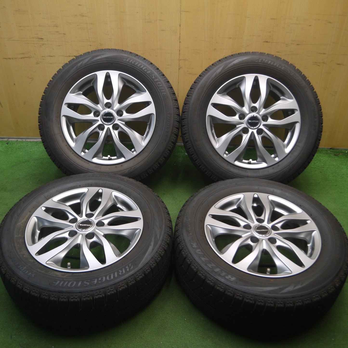 *送料無料* バリ溝！20年！キレイ！9.5分★スタッドレス 215/60R16 ブリヂストン ブリザック VRX BALMINUM バルミナ 16インチ PCD114.3/5H★4070908Hス