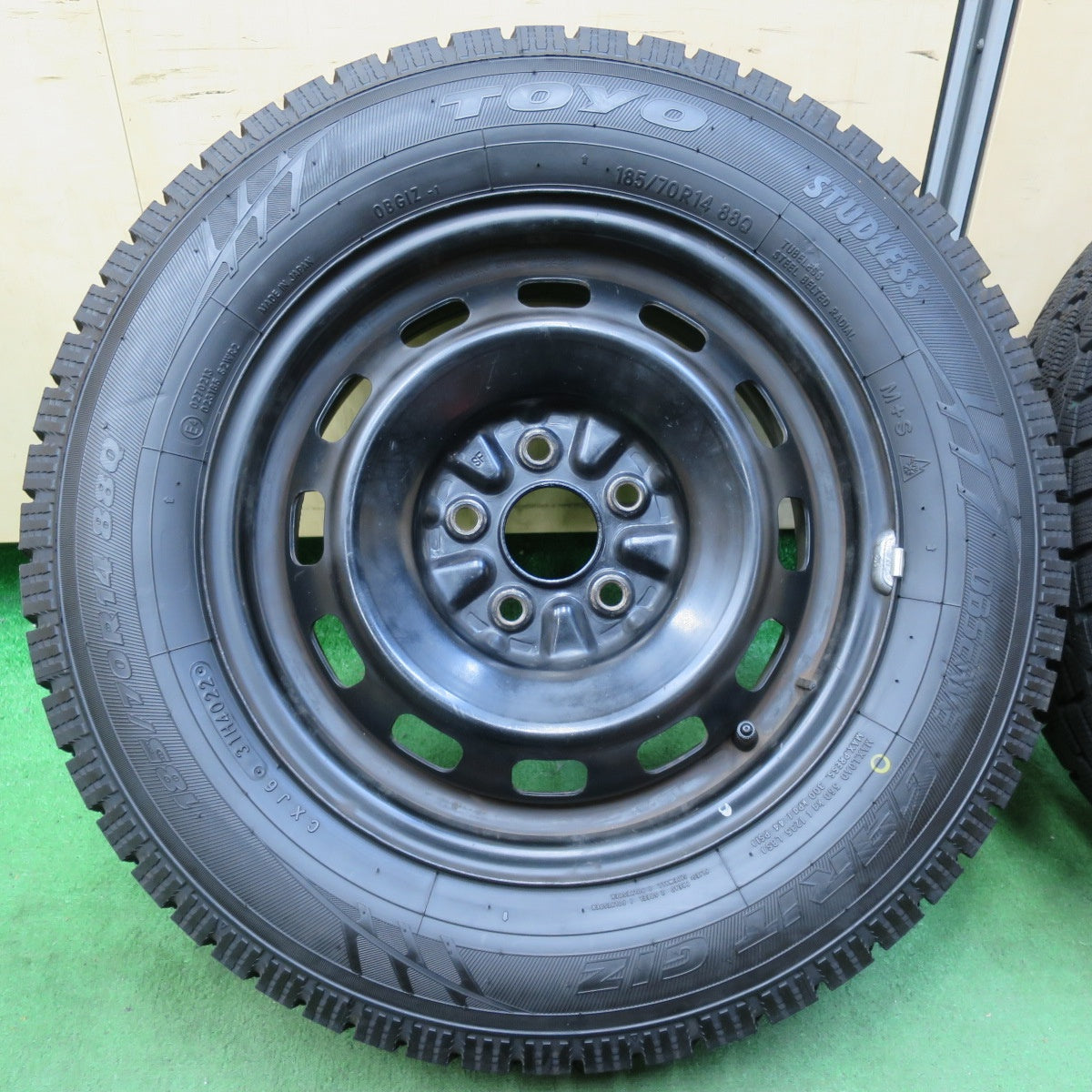 [送料無料] タイヤほぼ未使用！22年★スタッドレス 185/70R14 トーヨー オブザーブ ガリット GIZ スチール ホイール 14インチ PCD100/5H★4121105イス