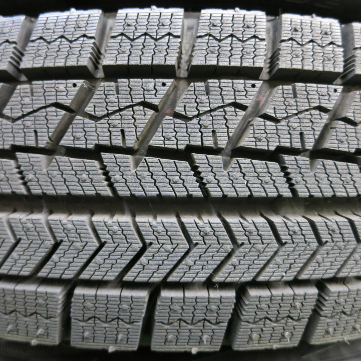 *送料無料* 超バリ溝！20年！ほぼ10分★スタッドレス 145/80R13 ブリヂストン ブリザック VRX スチール 13インチ PCD100 110 114.3/4H マルチ★4042305イス