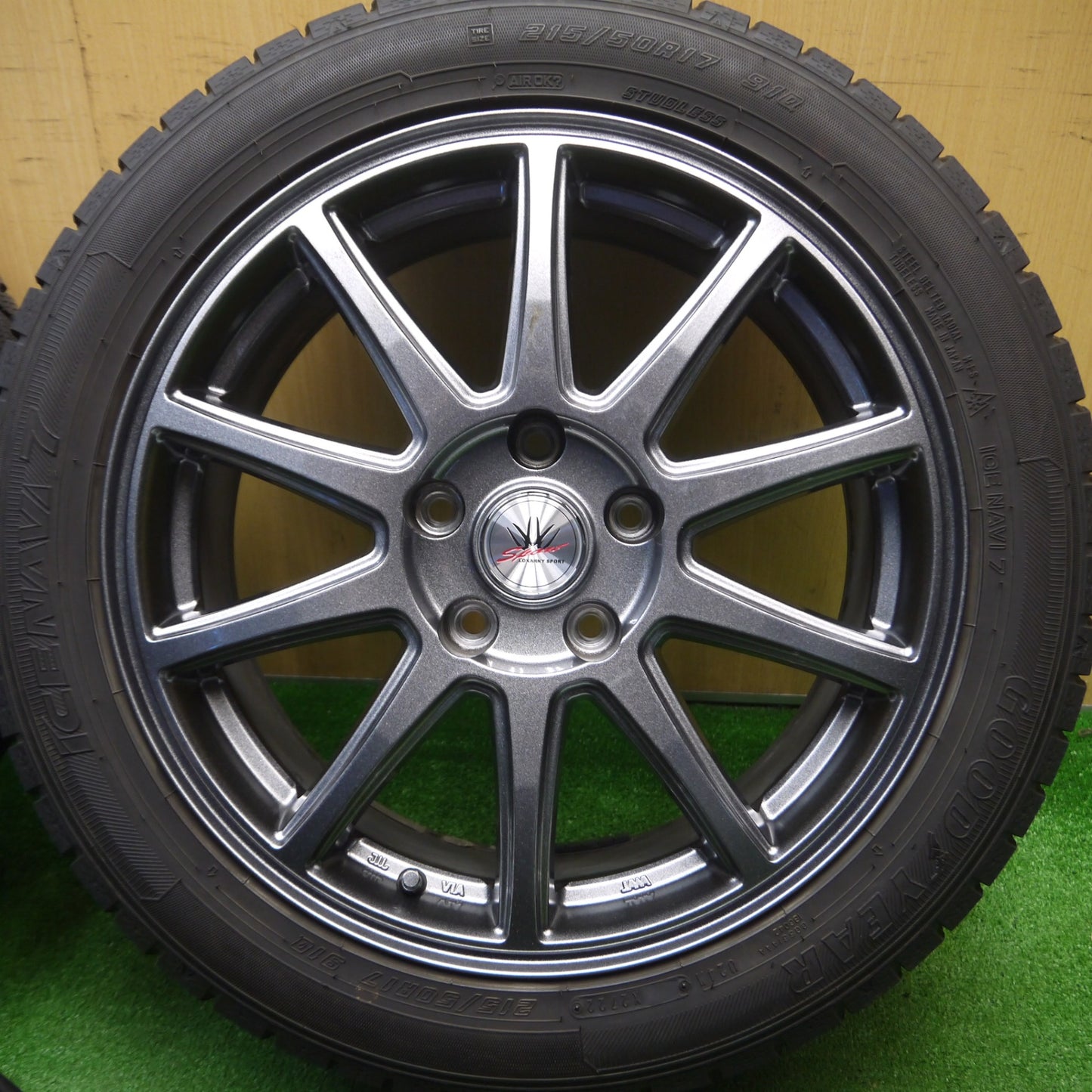 [送料無料] バリ溝！22年！キレイ！9.5分★LOXARNY SPORT 215/50R17 スタッドレス グッドイヤー アイスナビ7 ロクサーニ スポーツ 17インチ PCD114.3/5H★4112502Hス