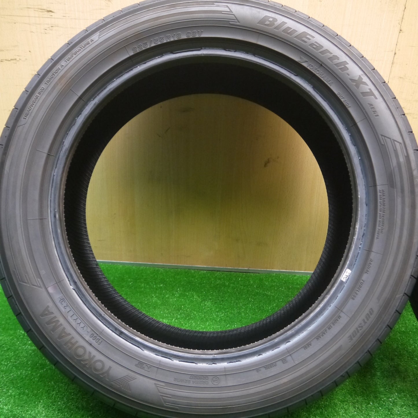 *送料無料* バリ溝！23年！9.5分★225/55R18 ヨコハマ BluEarth-XT AE61 タイヤ 18インチ C-HR カローラクロス フォレスター XV 等★4080904Hノタ