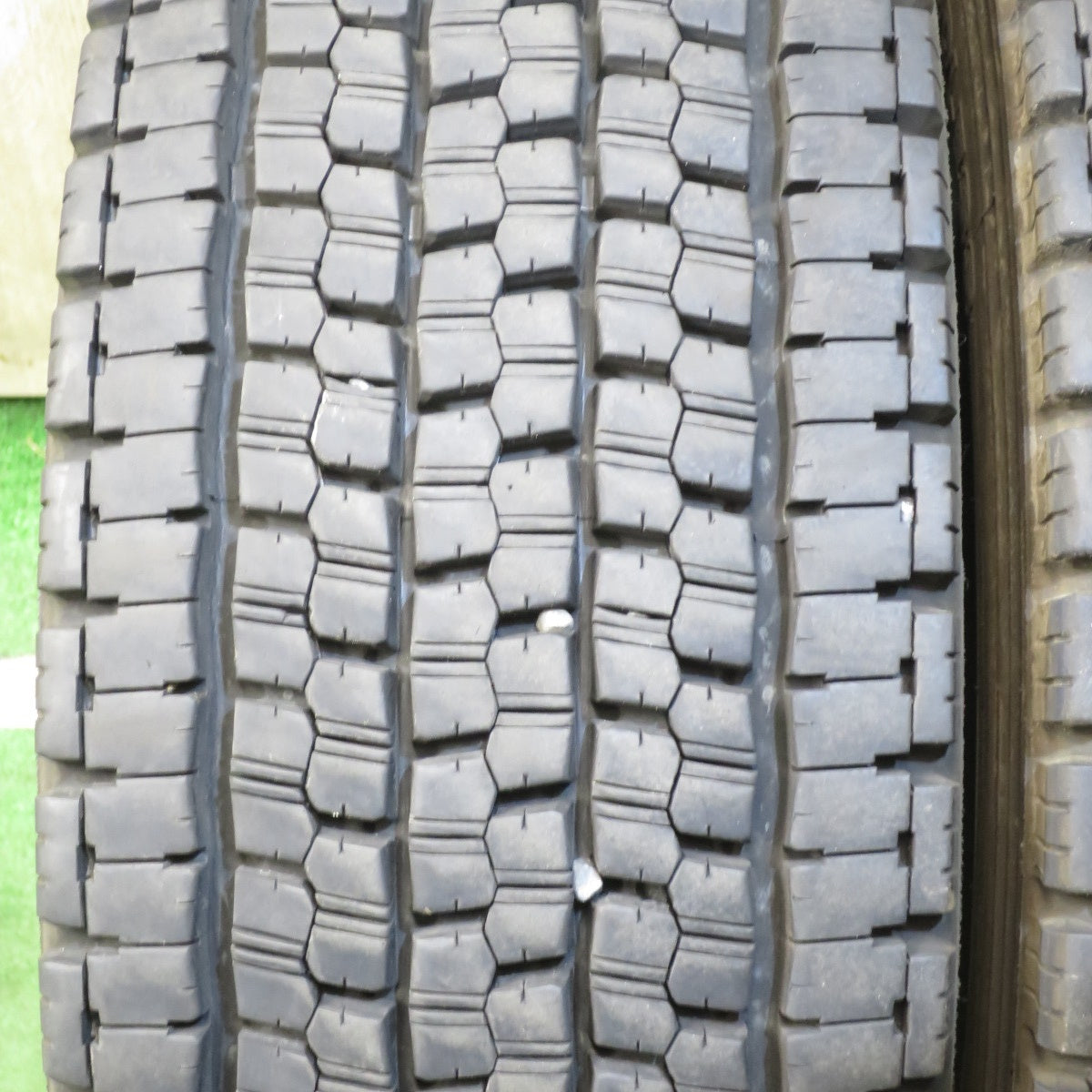 *送料無料* バリ溝！23年！9.5分★トラック タイヤ 245/70R19.5 136/134J スタッドレス ブリヂストン W999 19.5インチ★4052410クスタ