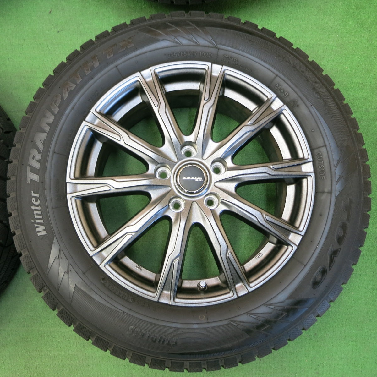 *送料無料* バリ溝！綺麗！9.5分★スタッドレス 225/65R17 トーヨー ウインター トランパス TX AZANE E-10 アザーネ PCD114.3/5H★4050302イス