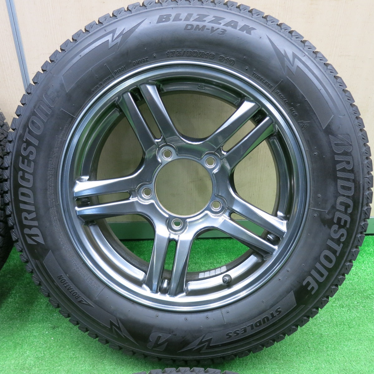 [送料無料] バリ溝！キレイ！9分★スズキ JB23 ジムニー 純正 ENKEI 175/80R16 スタッドレス ブリヂストン ブリザック DM-V3 16インチ PCD139.7/5H★4120510TNス