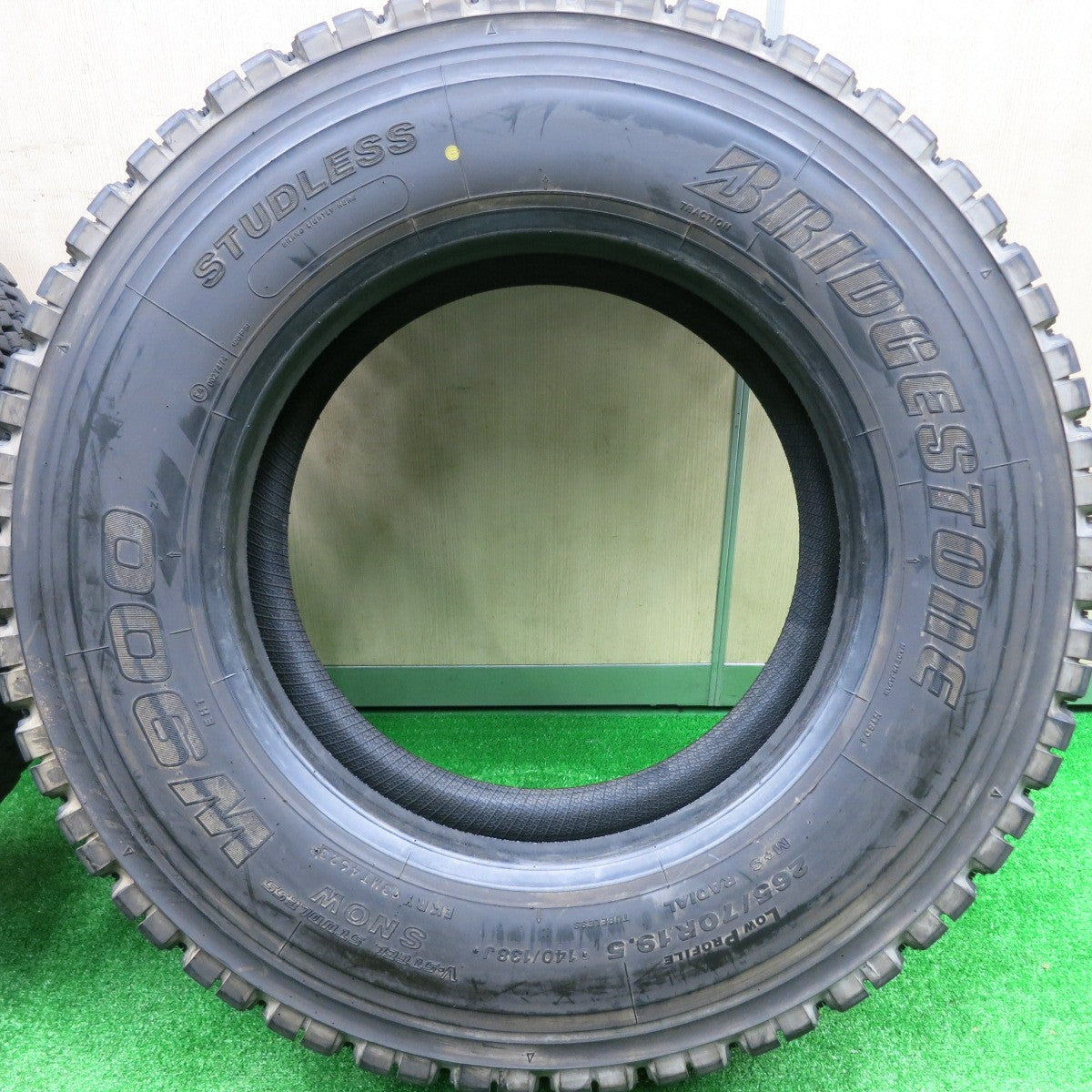 *送料無料* バリ溝！23年！9.5分★トラック タイヤ 265/70R19.5 140/138J スタッドレス ブリヂストン W900 19.5インチ★4080702HAスタ