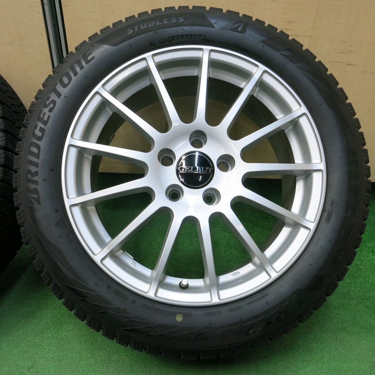 *送料無料* バリ溝！キレイ！9.5分★ワーゲン 等 GELBUT 205/55R17 スタッドレス ブリヂストン ブリザック VRX2 17インチ PCD112/5H★4041606イス