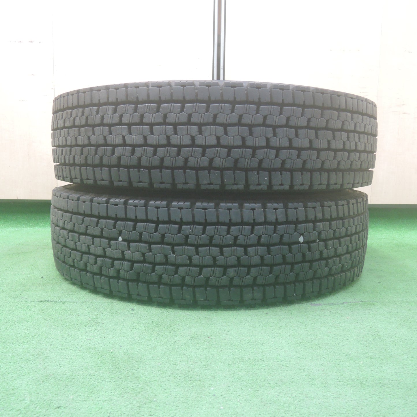 *送料無料* バリ溝！23年！9.5分★トラック タイヤ 225/80R17.5 123/122L スタッドレス ブリヂストン W999 17.5インチ★4042403KMスタ