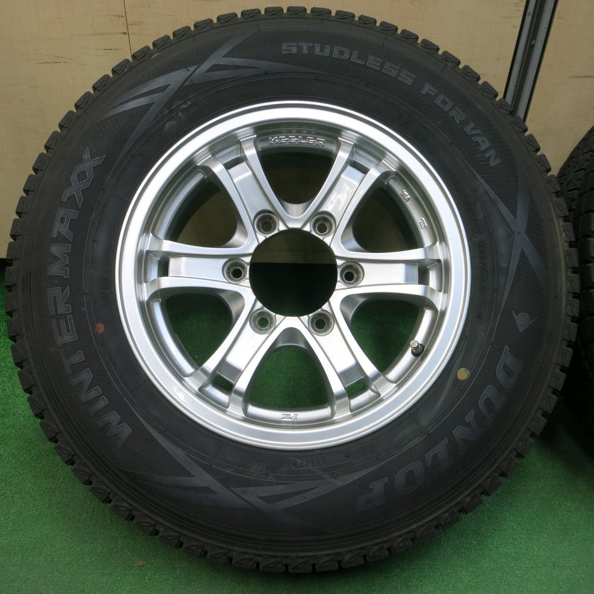 *送料無料* バリ溝！20年！キレイ！9.5分★ハイエース等 KEELER 195/80R15 スタッドレス ダンロップ ウインターマックス SV01 ブリヂストン VL1 PCD139.7/6H★4031606イス