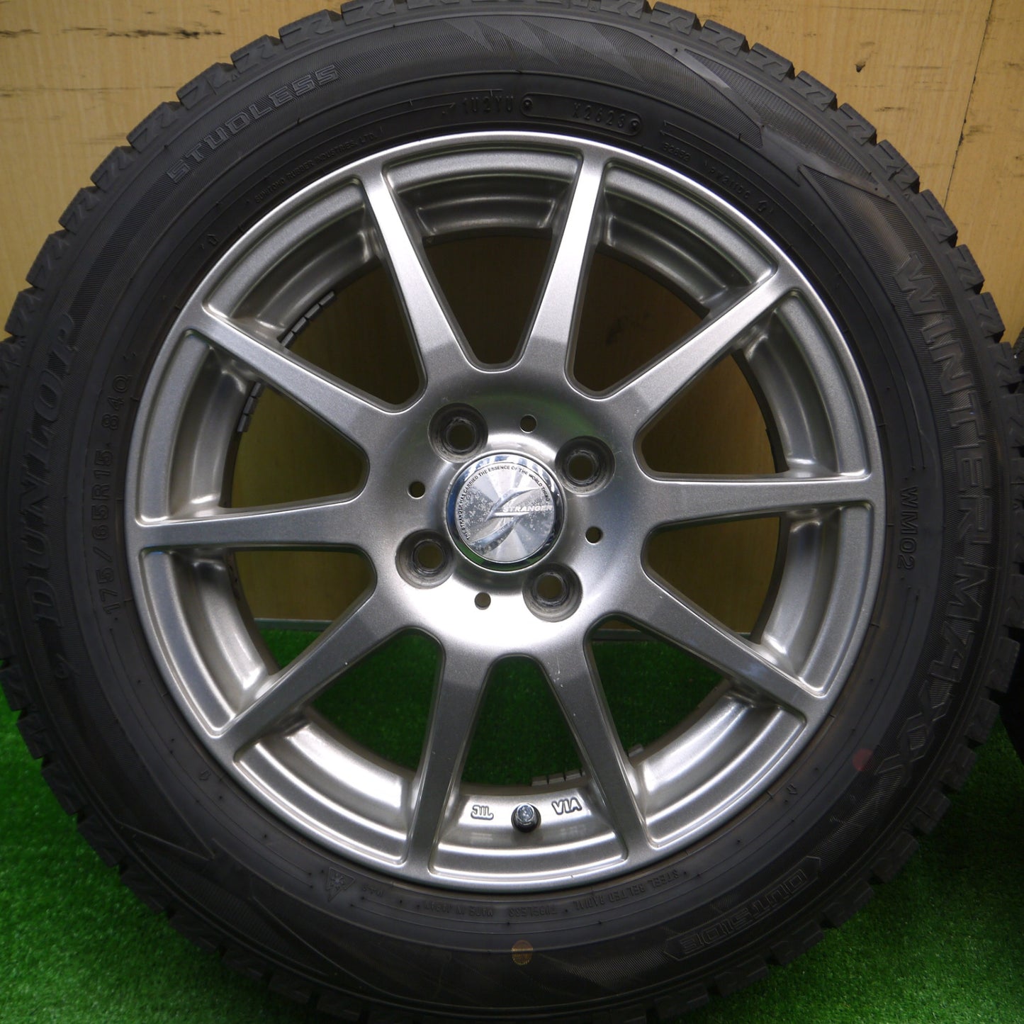 [送料無料] バリ溝！23年！9.5分以上★スタッドレス 175/65R15 ダンロップ ウインターマックス WM02 STRANGER ストレンジャー 15インチ PCD100/4H★4102101Hス