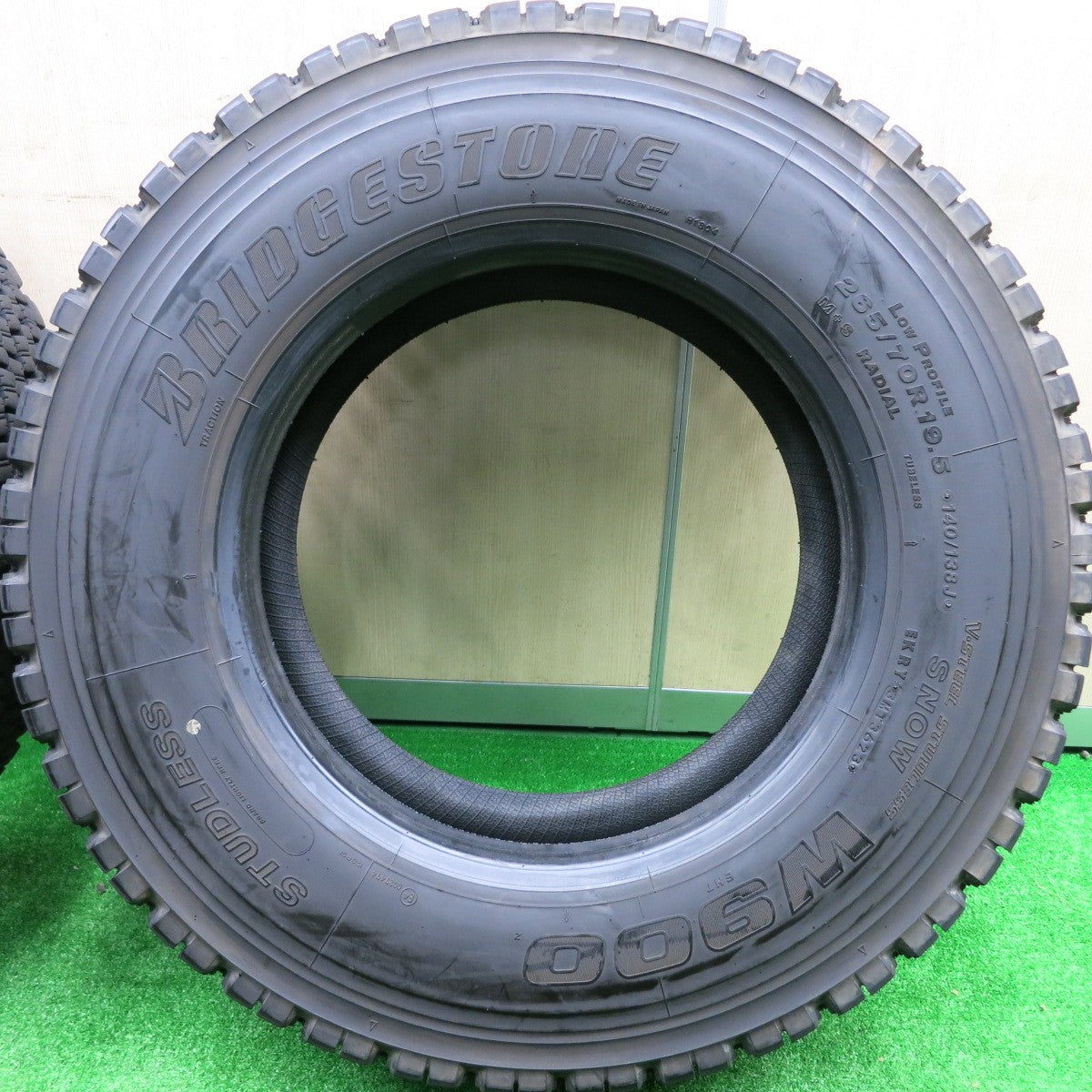 *送料無料* バリ溝！23年！9.5分★トラック タイヤ 265/70R19.5 140/138J スタッドレス ブリヂストン W900 19.5インチ★4080701HAスタ