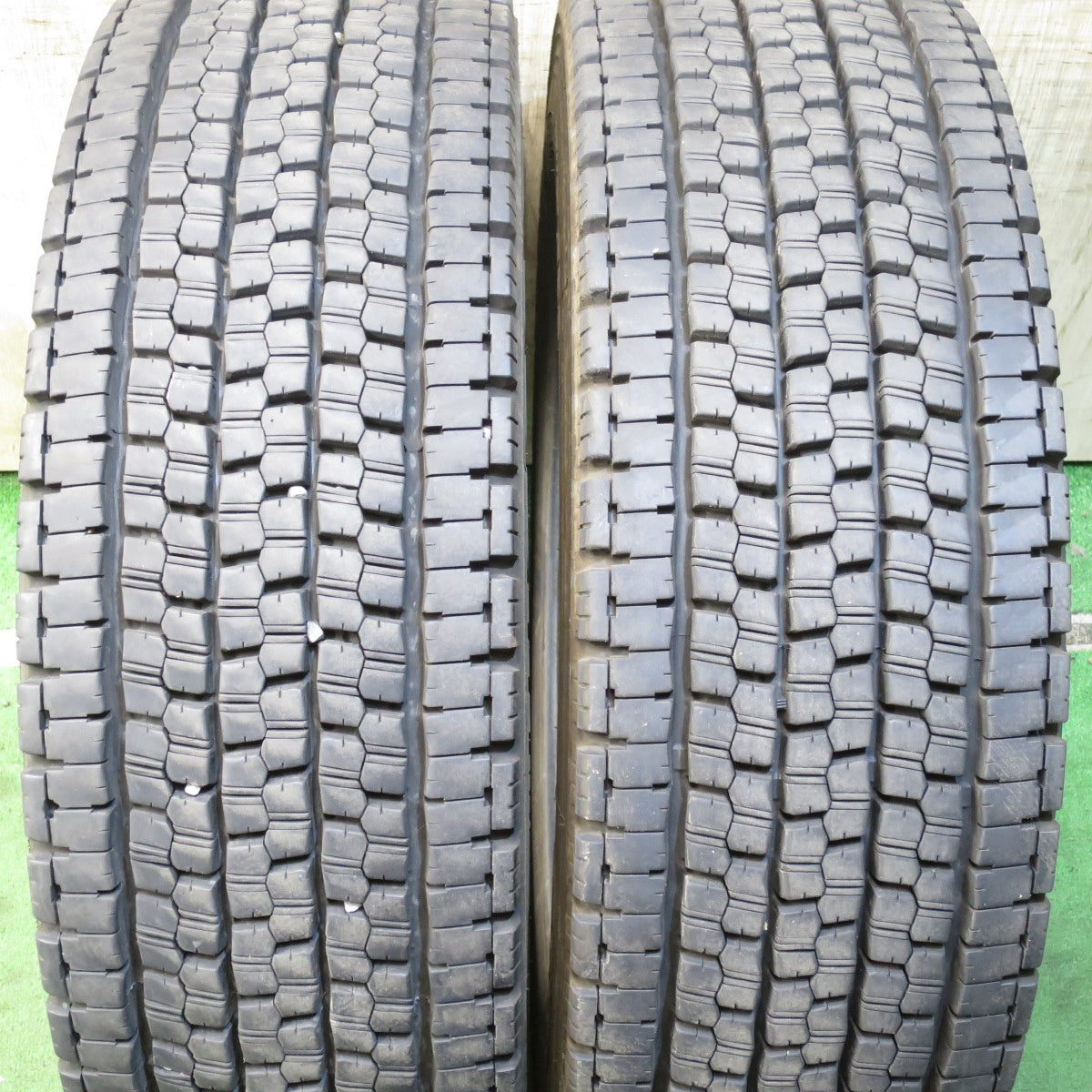 *送料無料* バリ溝！23年！9.5分★トラック タイヤ 245/70R19.5 136/134J スタッドレス ブリヂストン W999 19.5インチ★4052410クスタ